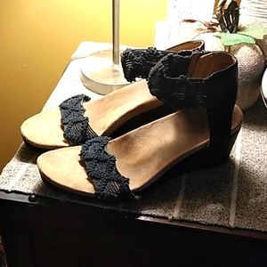 Very cute black macrame wedge!
